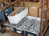 Draaibare ogen in 4 kisten. - afbeelding 2 van  2