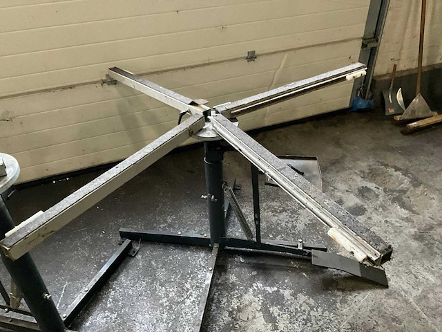 Draaibare werktafel - hoogte / lengte armen verstelbaar (2x) - afbeelding 2 van  3