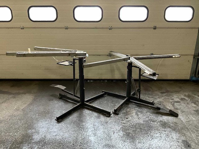 Draaibare werktafel - hoogte / lengte armen verstelbaar (2x) - afbeelding 1 van  5