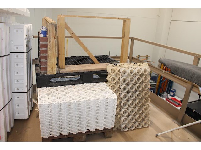 Drainage-/noppenplaat van kunststof, 21 stuks op pallet. afmeting 120 x 80 cm. - afbeelding 1 van  3