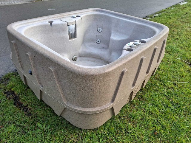 Dreammaker 4 persoons jacuzzi en buitenspa - afbeelding 25 van  28