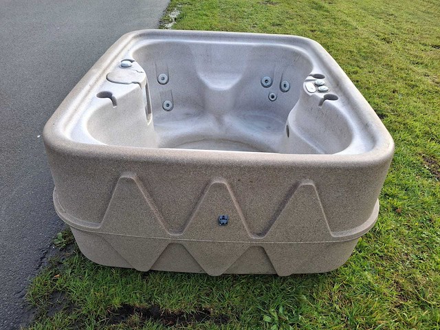 Dreammaker 4 persoons jacuzzi en buitenspa - afbeelding 12 van  19