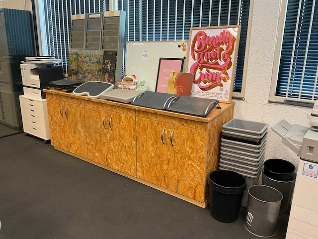 Dressoir met inhoud - afbeelding 1 van  15
