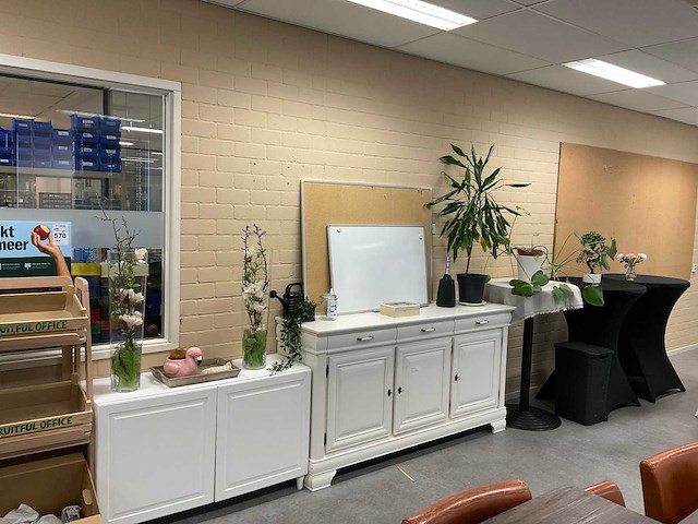 Dressoir met inhoud - afbeelding 12 van  19