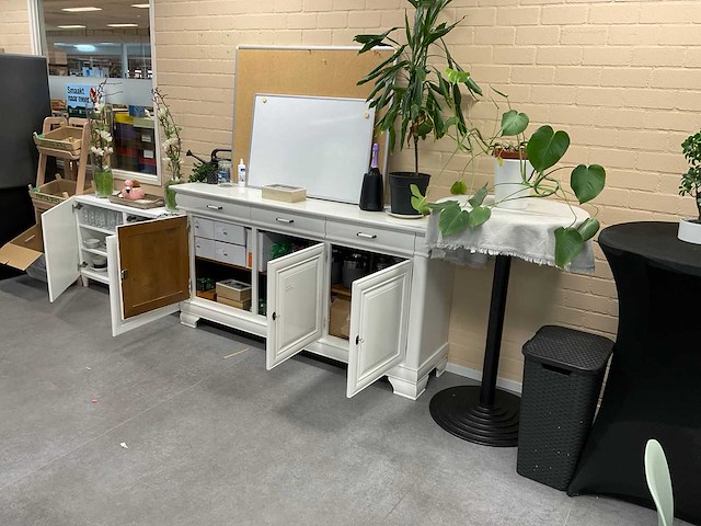 Dressoir met inhoud - afbeelding 13 van  19