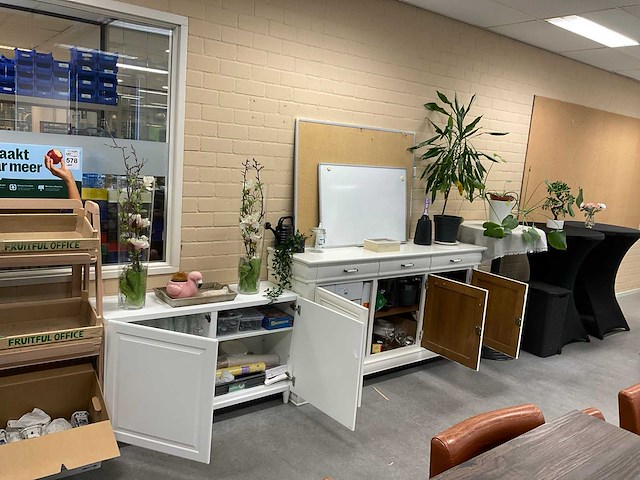 Dressoir met inhoud - afbeelding 14 van  19