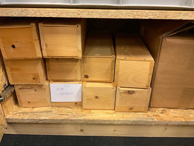Dressoir met inhoud - afbeelding 12 van  15