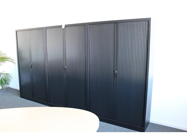 Drie archiekasten met twee roldeuren. afmeting 120 x 45 cm. hoogte 197 cm - afbeelding 2 van  3