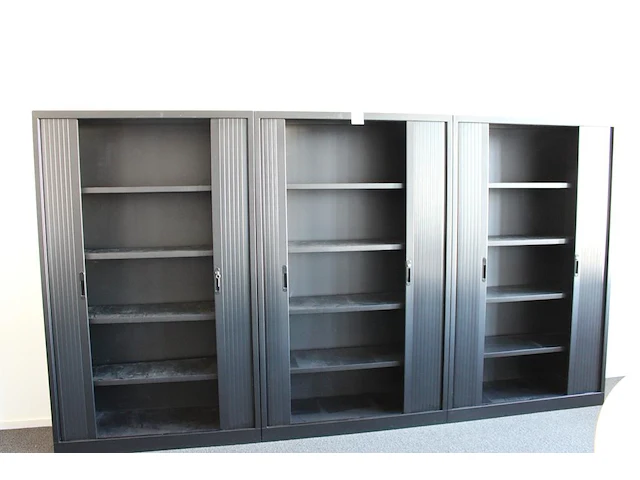 Drie archiekasten met twee roldeuren. afmeting 120 x 45 cm. hoogte 197 cm - afbeelding 3 van  3