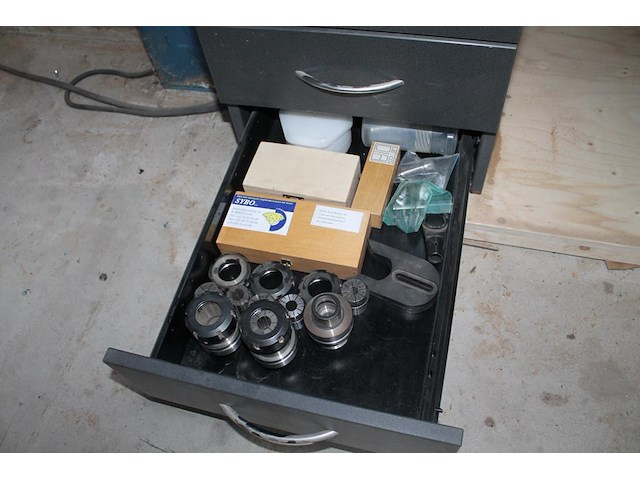 Drie-assig cnc bewerkingscentrum raptor 2142 met vacuümpomp, 8-koppige carrousel, boorunit en zaagunit. bo... - afbeelding 3 van  21