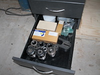 Drie-assig cnc bewerkingscentrum raptor 2142 met vacuümpomp, 8-koppige carrousel, boorunit en zaagunit. bo... - afbeelding 3 van  21