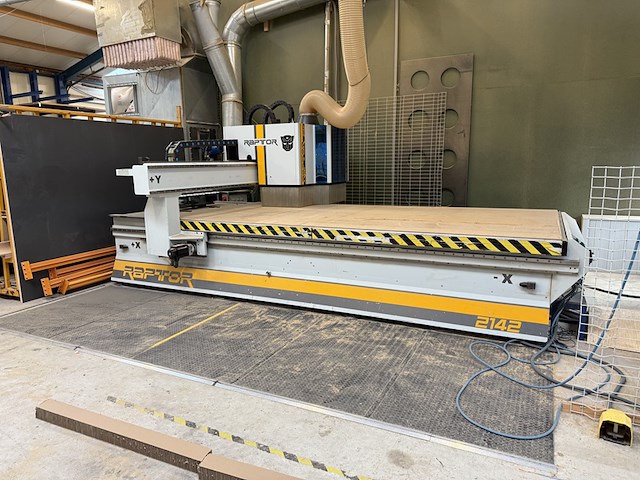 Drie-assig cnc bewerkingscentrum raptor 2142 met vacuümpomp, 8-koppige carrousel, boorunit en zaagunit. bo... - afbeelding 9 van  21