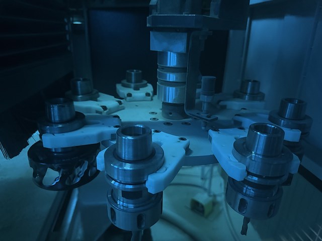 Drie-assig cnc bewerkingscentrum raptor 2142 met vacuümpomp, 8-koppige carrousel, boorunit en zaagunit. bo... - afbeelding 10 van  21