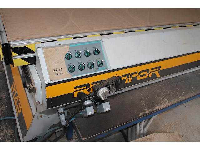 Drie-assig cnc bewerkingscentrum raptor 2142 met vacuümpomp, 8-koppige carrousel, boorunit en zaagunit. bo... - afbeelding 17 van  21