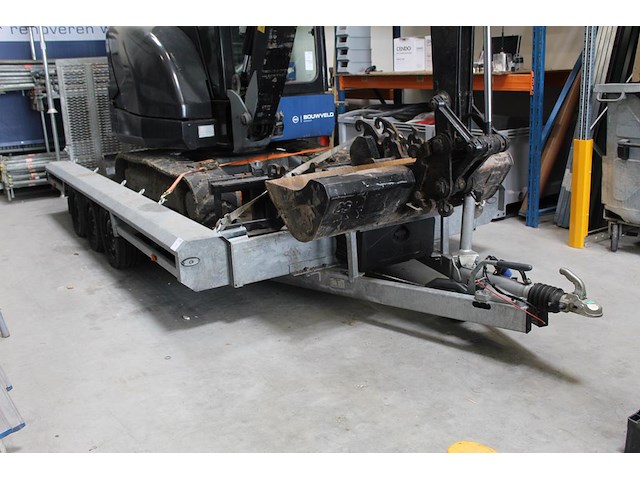 Drie-assige aanhangwagen vlemmix vmt met kenteken 94-wnr-8 . datum eerste toelating 25-02-2025. lengte 582 ... onderdeel van combinatiekavel combinatiekavel van rupsgraafmachine en aanhanger. kavels b001 en b002 - afbeelding 1 van  8