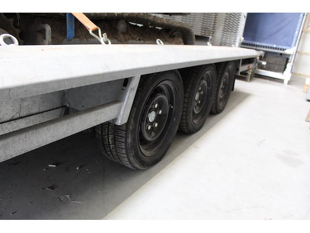 Drie-assige aanhangwagen vlemmix vmt met kenteken 94-wnr-8 . datum eerste toelating 25-02-2025. lengte 582 ... onderdeel van combinatiekavel combinatiekavel van rupsgraafmachine en aanhanger. kavels b001 en b002 - afbeelding 4 van  8