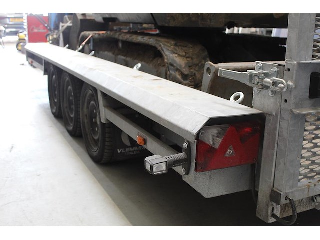 Drie-assige aanhangwagen vlemmix vmt met kenteken 94-wnr-8 . datum eerste toelating 25-02-2025. lengte 582 ... onderdeel van combinatiekavel combinatiekavel van rupsgraafmachine en aanhanger. kavels b001 en b002 - afbeelding 6 van  8
