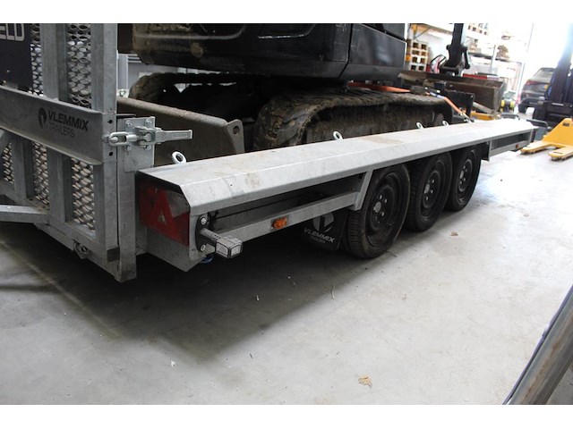 Drie-assige aanhangwagen vlemmix vmt met kenteken 94-wnr-8 . datum eerste toelating 25-02-2025. lengte 582 ... onderdeel van combinatiekavel combinatiekavel van rupsgraafmachine en aanhanger. kavels b001 en b002 - afbeelding 7 van  8