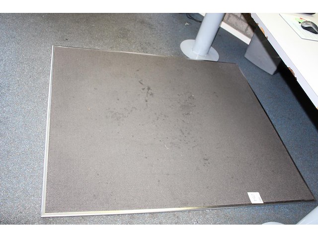 Drie beklede vloermatten met metalen rand. afmeting 130 x 150 cm. - afbeelding 1 van  3
