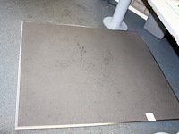 Drie beklede vloermatten met metalen rand. afmeting 130 x 150 cm. - afbeelding 1 van  3