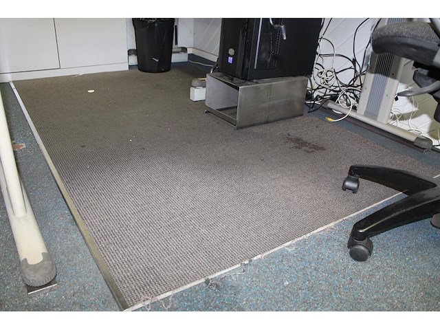 Drie beklede vloermatten met metalen rand. afmeting 130 x 150 cm. - afbeelding 2 van  3
