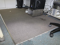 Drie beklede vloermatten met metalen rand. afmeting 130 x 150 cm. - afbeelding 2 van  3