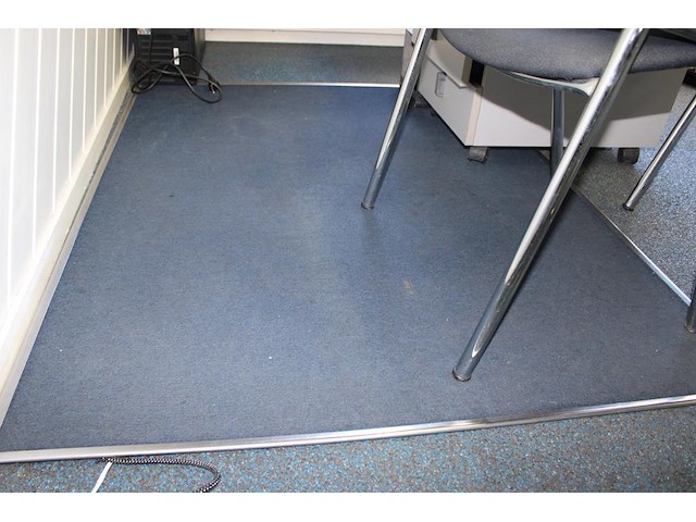 Drie beklede vloermatten met metalen rand. afmeting 130 x 150 cm. - afbeelding 3 van  3