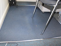 Drie beklede vloermatten met metalen rand. afmeting 130 x 150 cm. - afbeelding 3 van  3