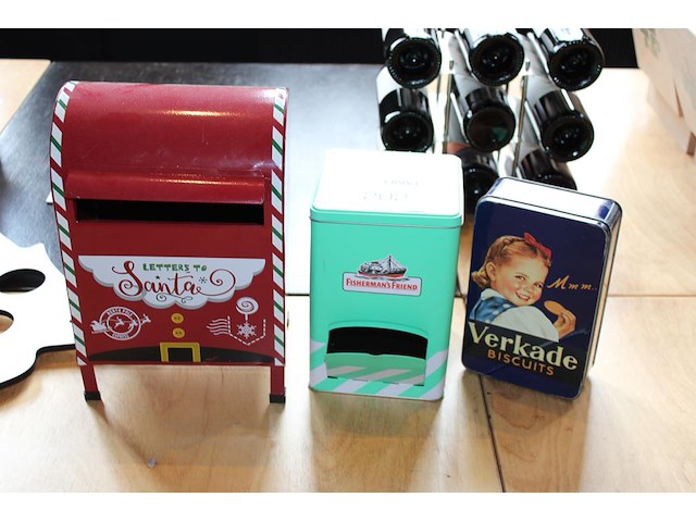 Drie blikken trommels. - afbeelding 1 van  2