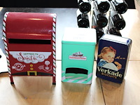 Drie blikken trommels. - afbeelding 1 van  2