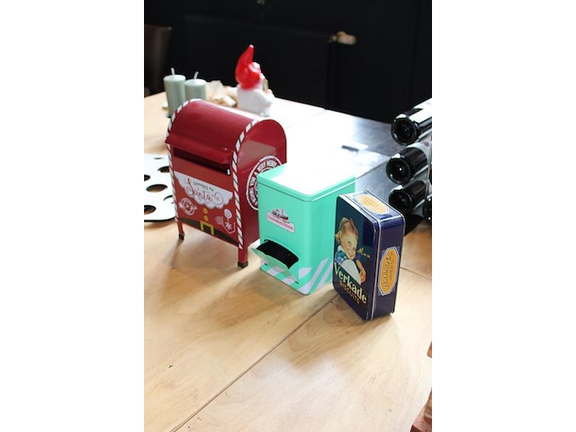 Drie blikken trommels. - afbeelding 2 van  2