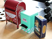 Drie blikken trommels. - afbeelding 2 van  2