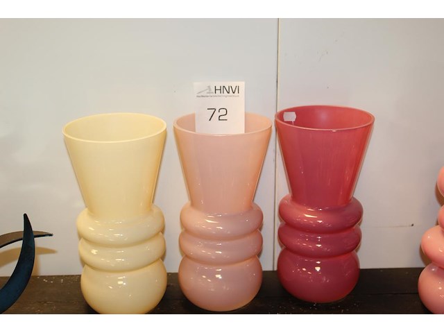 Drie bloemenvazen hoogte 25 cm. - afbeelding 1 van  2