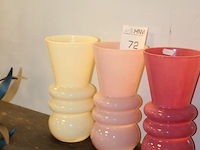 Drie bloemenvazen hoogte 25 cm. - afbeelding 2 van  2