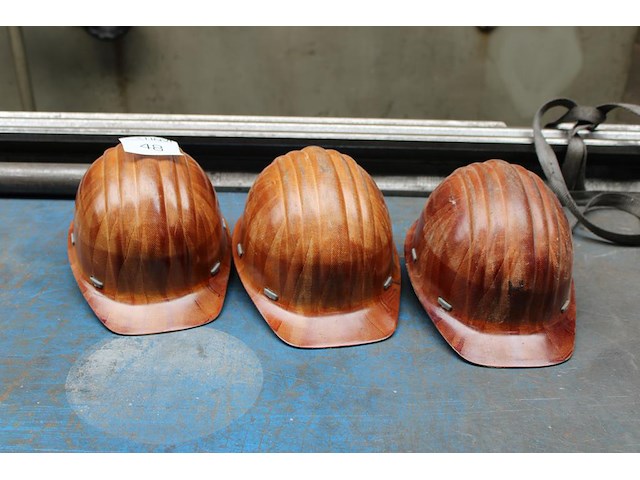 Drie bouwhelmen. - afbeelding 1 van  2