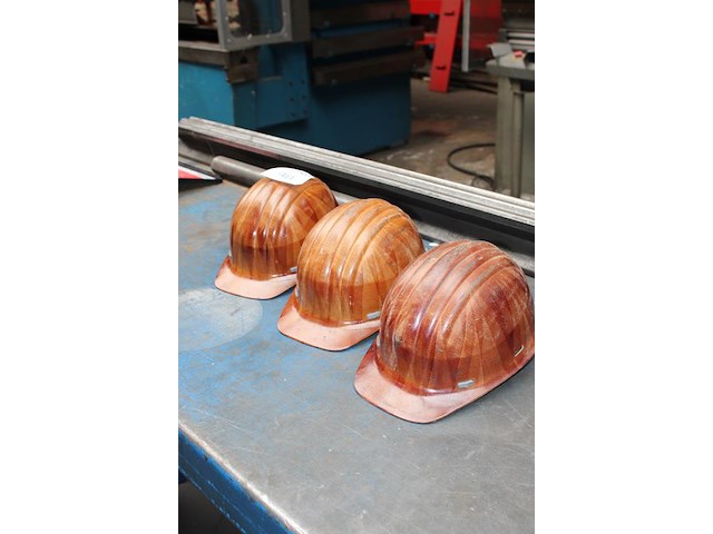 Drie bouwhelmen. - afbeelding 2 van  2