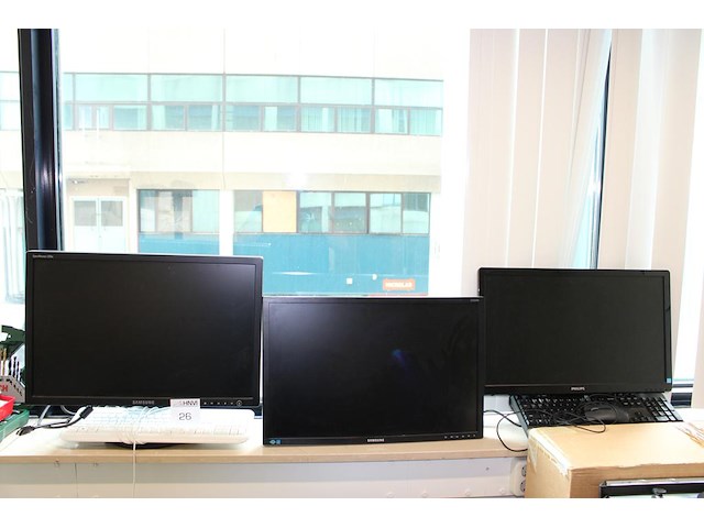 Drie diverse monitoren. - afbeelding 1 van  5