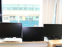 Drie diverse monitoren. - afbeelding 1 van  5