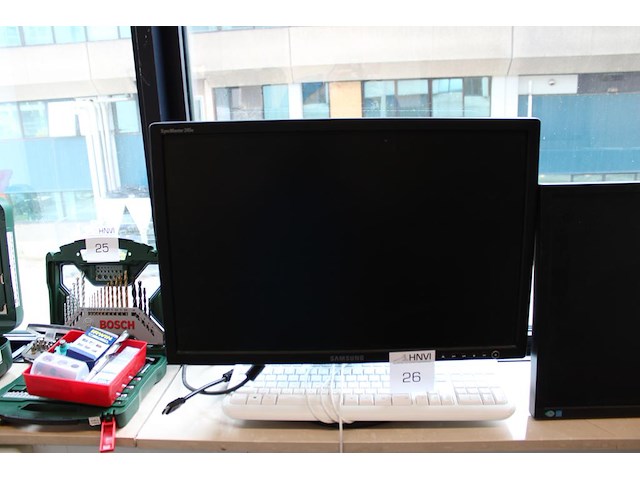 Drie diverse monitoren. - afbeelding 2 van  5