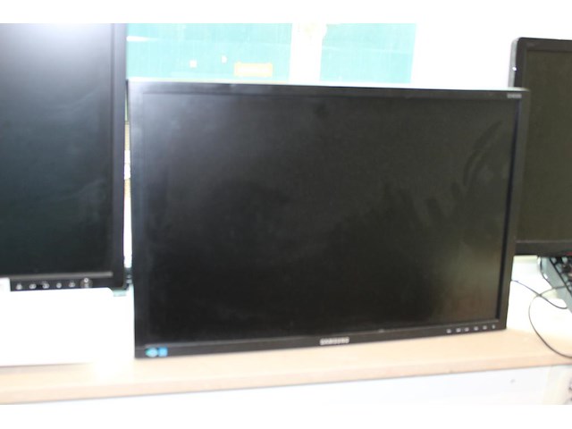 Drie diverse monitoren. - afbeelding 5 van  5
