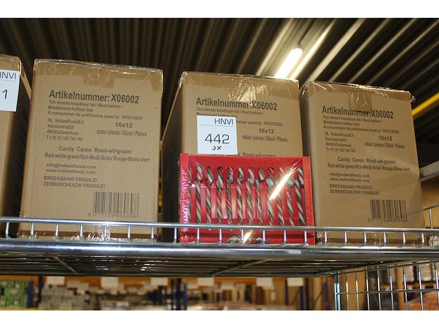 Drie dozen candy cans groen rood. 16 x 12 stuks. - afbeelding 1 van  2