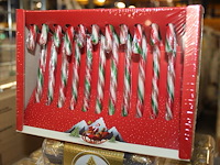Drie dozen candy cans groen rood. 16 x 12 stuks. - afbeelding 2 van  2