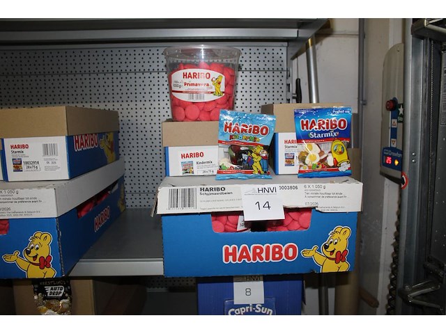 Drie dozen haribo w.o. kindermix, starmix en schuimaardbeien. tht 06-08-2026. - afbeelding 1 van  2