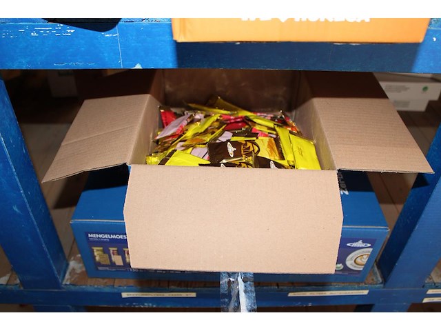 Drie dozen met koekjes mengelmoes. 150 stuks per doos. tht 11-2026. - afbeelding 1 van  2