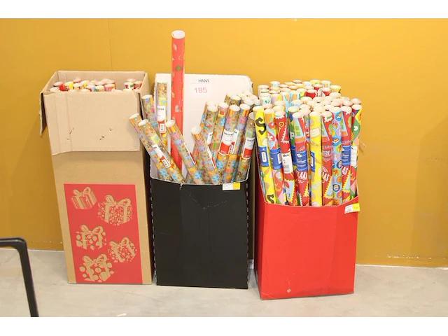 Drie dozen met sinterklaas inpakpapier - afbeelding 1 van  2