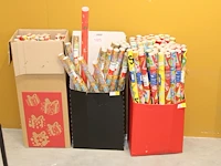 Drie dozen met sinterklaas inpakpapier