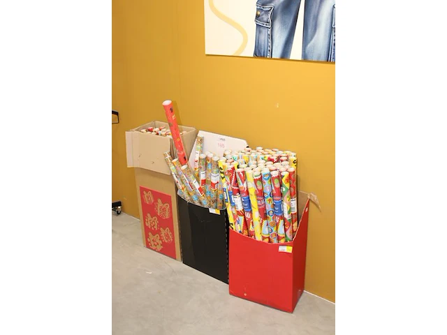 Drie dozen met sinterklaas inpakpapier - afbeelding 2 van  2