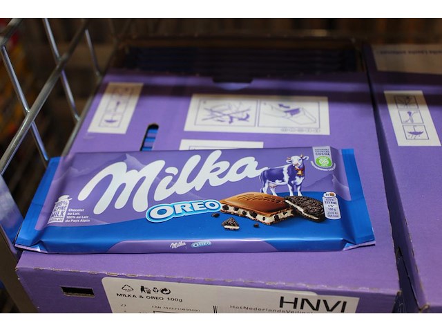 Drie dozen milka oreo repen. 66 stuks. - afbeelding 1 van  2