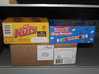 Drie dozen snoepgoed w.o. nootjes, mega-rouletten en stroopwafels. tht 06-2026.