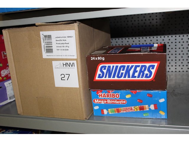 Drie dozen snoepgoed w.o. nootjes, snickers en mega-roulette. tht 02-09-2026. - afbeelding 1 van  1